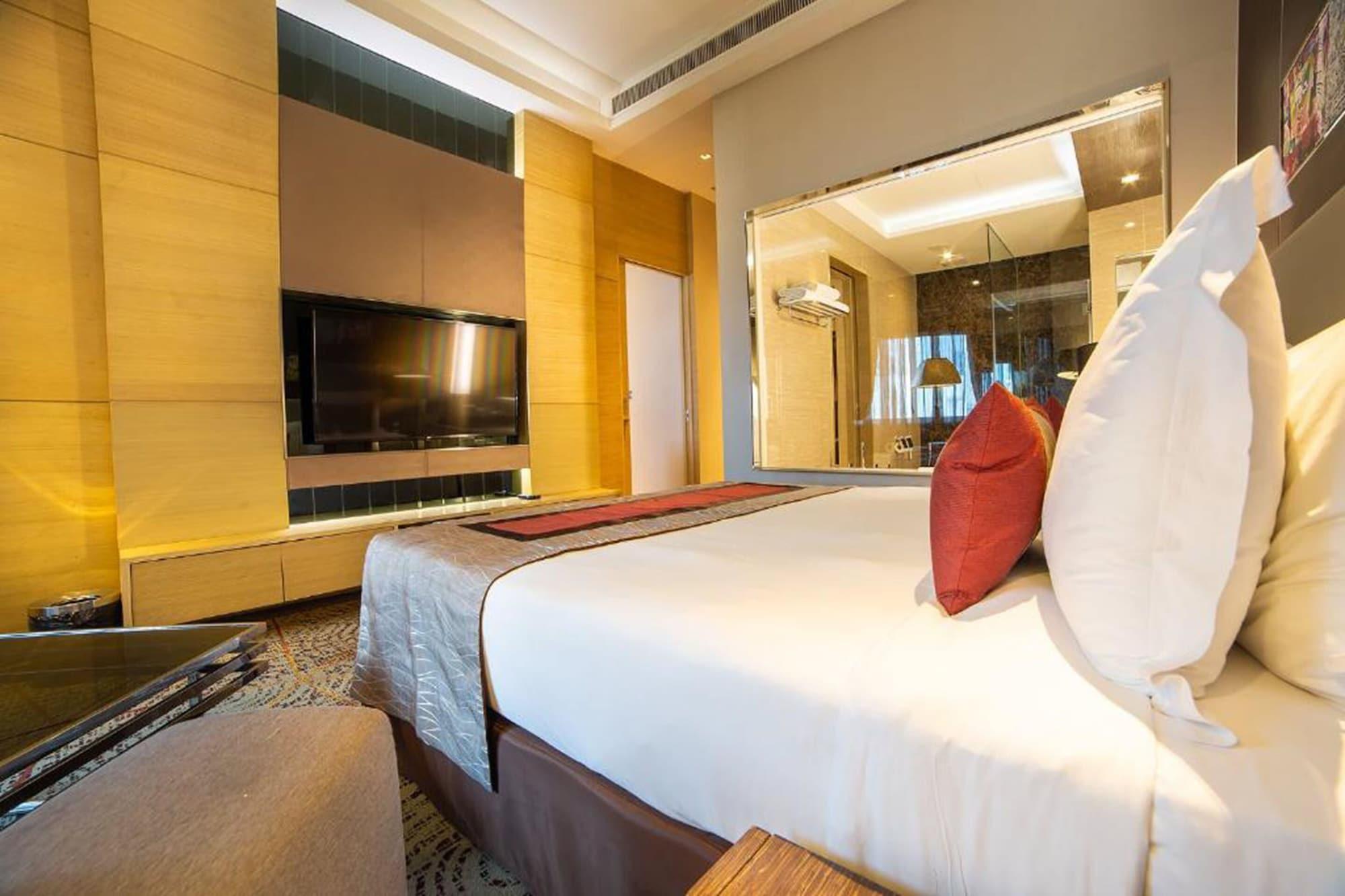 Graceland Bangkok By Grace Hotel - Sha Extra Plus Exterior photo